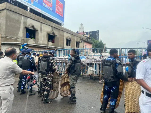 মঙ্গলবার সকাল থেকেই করা নিরাপত্তা বলয়ে ঘিরে ফেলা হয়েছিল নবান্নগামী রাস্তা। 