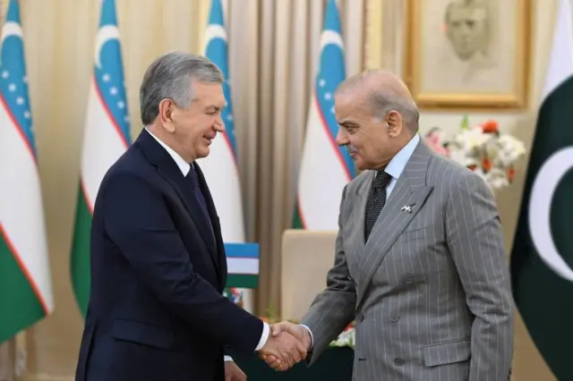 Ўзбекистон ва Покистон етакчилари қўл сиқишиб турган он.