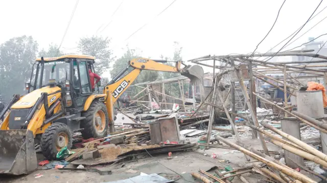 सुकुम्बासीका टहरामा डोजर चलाइँदै