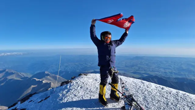 माउन्ट एल्ब्रुसमा प्रकाशराज पाण्डे।