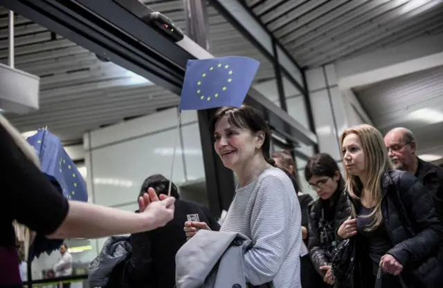 استقبال مردم در فرودگاه از ویزای شنگن