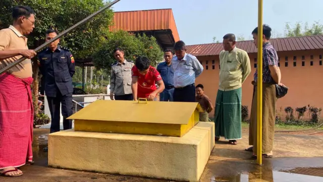 စက်သုံးဆီဆိုင်တွေကို လိုက်လံစစ်ဆေးနေတဲ့ စစ်ကော်မရှင်ရဲ့ အုပ်ချုပ်ရေးအဖွဲ့ဝင်တွေ