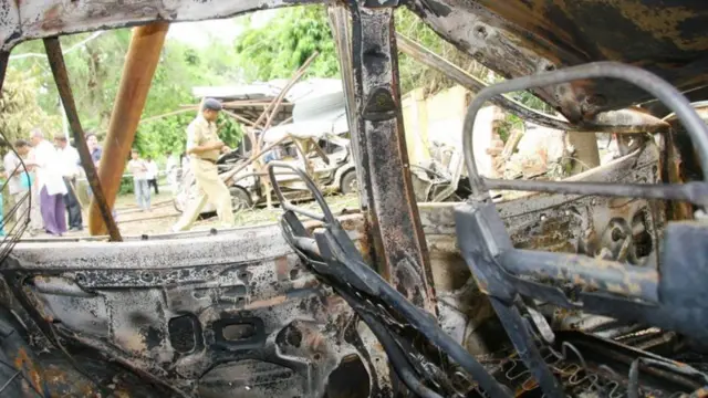 26 જુલાઈ 2008ના ગુજરાતની 'આર્થિક રાજધાની' અમદાવાદના રહેણાક, વ્યાવસાયિક વિસ્તારો, જાહેર પરિવહન વ્યવસ્થા અને હૉસ્પિટલોમાં 70 મિનિટના ગાળામાં એક પછી એક 21 વિસ્ફૉટ થયા હતા.