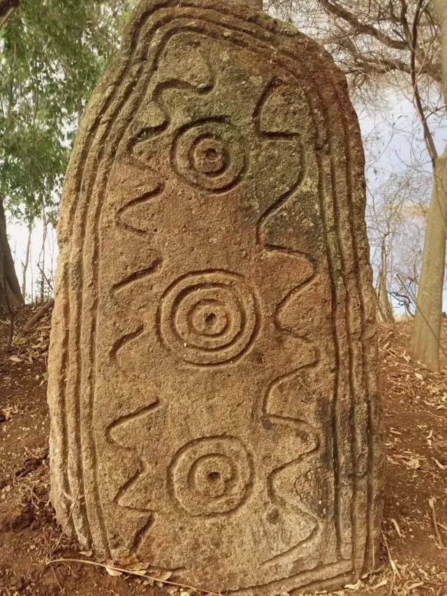 በሌጲስ ከሚገኙ የተፈጥሮ መስህቦች መካከል አንዱ ትክል ድንጋዮች ናቸው።