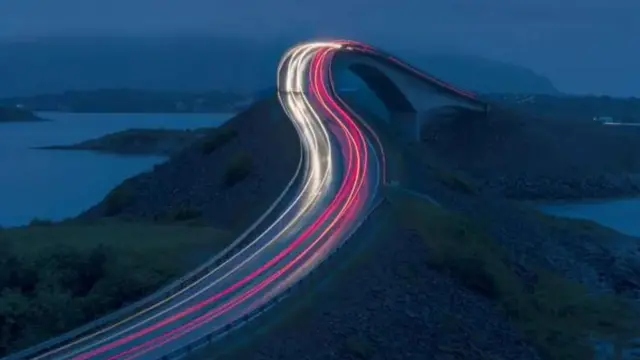 Daraja limepinda na kuteremka, na mandhari nzuri kuzunguka