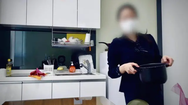 Yuna lokacin da take dafa abinci