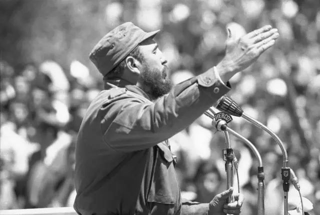 Fidel Castro xuất hiện cận cảnh, phát biểu trước đám đông tại khách sạn Antofagasta.