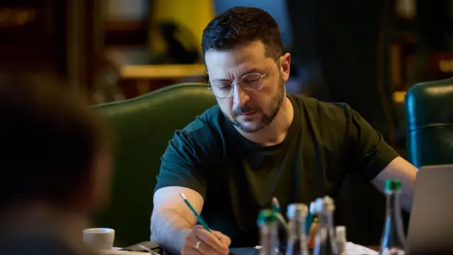 ယူကရိန်းသမ္မတ ဇလန်းစကီးထုတ်ပြန်တဲ့ ထရမ့်နဲ့ ဖုန်းပြောဆိုတဲ့ ဓာတ်ပုံ