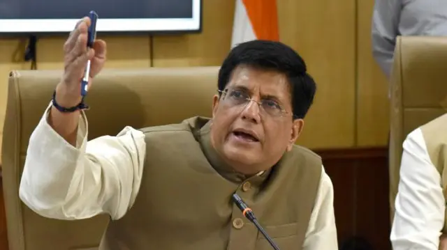 পেঁয়াজের ওপর ৪০% রফতানি শুল্ক বসানোর কথা ঘোষণা করছেন পীযূষ গোয়েল। 