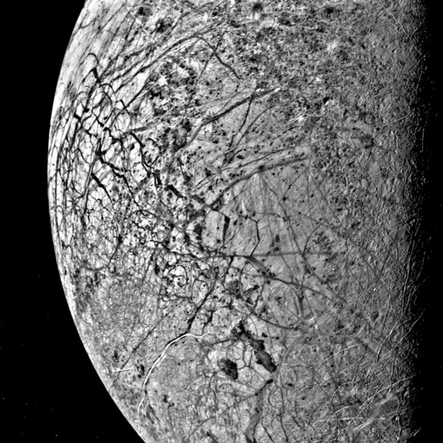 ขณะนี้มียานอวกาศสองลำ กำลังมุ่งหน้าไปยังดวงจันทร์น้ำแข็ง “ยูโรปา” (Europa) ของดาวพฤหัสบดี เพื่อสำรวจมหาสมุทรใต้พื้นผิวน้ำแข็งที่เต็มไปด้วยรอยแยก