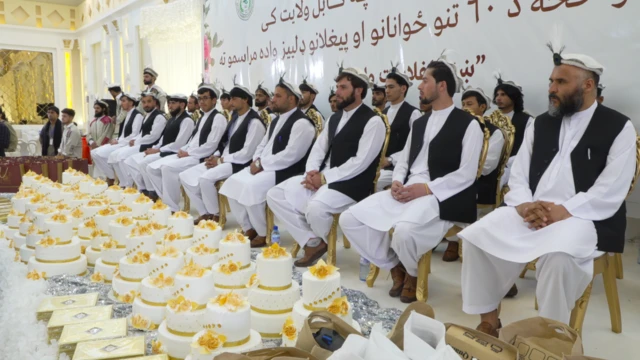 سید احمد سیلاب برای فقرا در هتل‌های مجلل مراسم دسته‌جمعی عروسی‌ برگزار می‌کند.