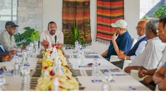 ጠቅላይ ሚኒስትር ዐቢይ በ2015 ለመጀመሪያ ጊዜ በይፋ ከትግራይ አመራሮች ጋር በሀላላ ኬላ ሲገናኙ