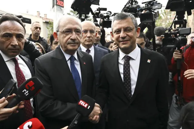 Özgür Özel ve Kemal Kılıçdaroğlu'nun 8 Aralık 2023'teki görüşmesi. El sıkışıyorlar. 