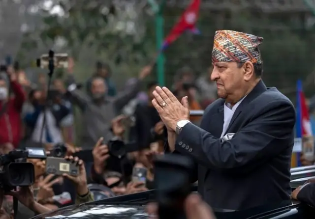 समर्थकलाई दुई हात जोडेर नमस्ते गर्दै पूर्व राजा ज्ञानेन्द्र