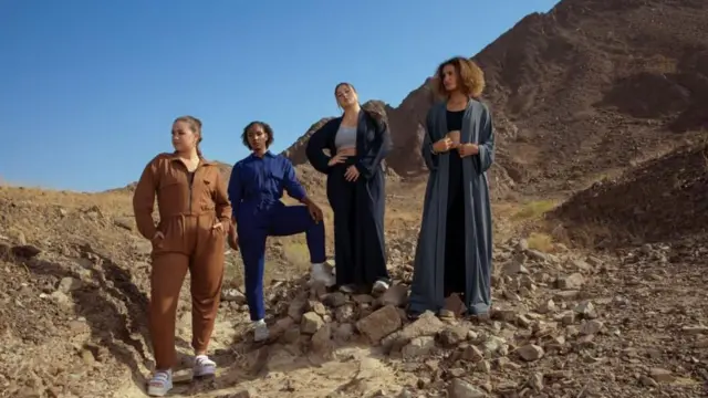 ክዳውንቲ ሙሉ ዝተኸደና ሞዴላት