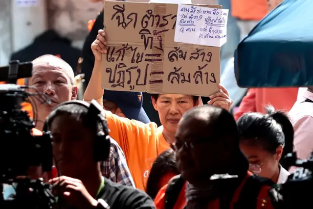 ปิยบุตร เห็นว่า พรรคประชาชนต้องเสียเวลา “แบก” หลายเรื่อง เช่น ตั้งพรรคใหม่หลังผ่านคดียุบพรรค, ลงไปรุมสนามเลือกตั้ง อบจ., แก้ปัญหา 44 สส. ฯลฯ การต้องแก้ปัญหาหน้างาน ทำให้ไม่มีเวลาคิดภาพกว้างว่าอีกฝ่ายหนึ่งชี้นำสังคมไปอย่างไร 