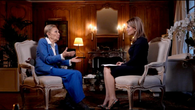 فرح پهلوی در حال گفت‌وگو