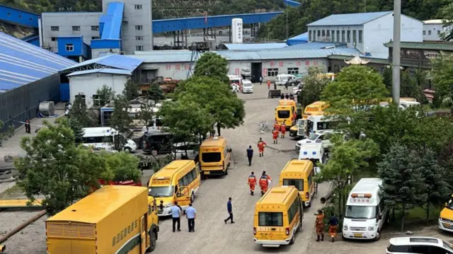 中国山西煤矿爆炸现场的空拍画面,可见多辆紧急救援车辆停泊在现场。