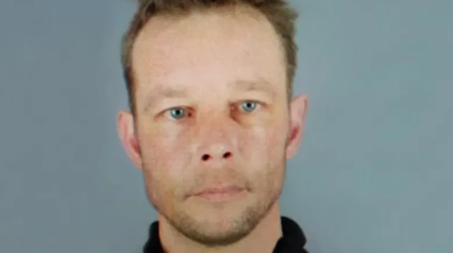 Christian Brueckner'in karşıdan çekilmiş kafa fotoğrafında, yeşil gözlü, saçları seyrilmiş şekilde görülüyor.