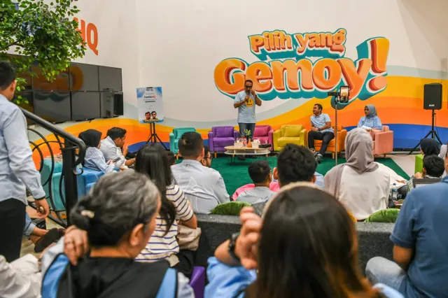 Praktisi komunikasi publik Ipang Wahid (kiri) menjadi pembicara dalam talkshow Gemoy InspiraZ & AspiraZ di gedung Fanta Headquarters Prabowo-Gibran, Menteng, Jakarta, Sabtu (9/12/2023)