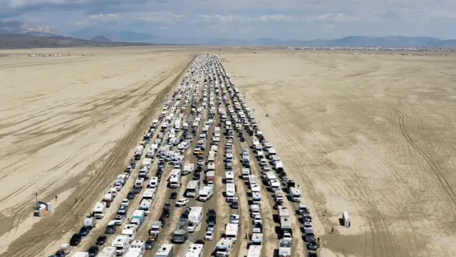 Carros tentando sair do festival Burning Man, Nevada, EUA