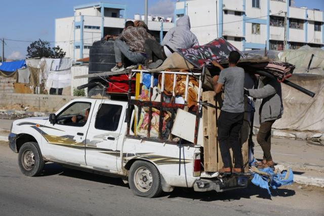 Grupos de palestinos que estaban en Rafah abandonan la zona tras la orden de evacuación israelí.