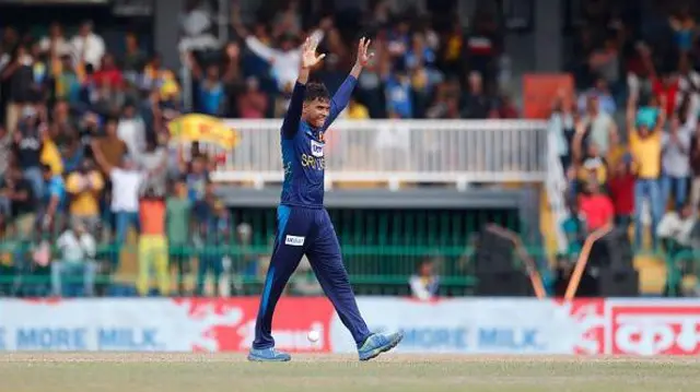  වෙල්ලාලගේ පළමු වරට සිය එක්දින තරග දිවියේ කඩුලු 05ක් දවා ගැනීමට සමත් විය.