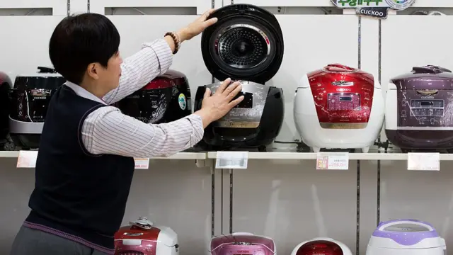 Berbagai mesin penanak nasi atau rice cooker