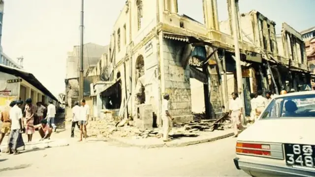 කේ. ගුණරත්නම් හිමිකාරිත්වය දැරූ විජය චිත්‍රාගාරයේ ශබ්ද පරිපාලන අංශයේ කොටසකට ගිනි තබා තිබු බව මෙන්ම ගිනිගෙන තිබු බිත්තිවල දෙමළ විරෝධී වෛරී වදන් ලියා තිබු බව සිවදාසන් හට අදටත් මතකය.