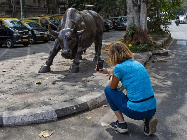 बॉम्बे स्टॉक एक्सचेंज के बाहर लगी बुल की मूर्ति