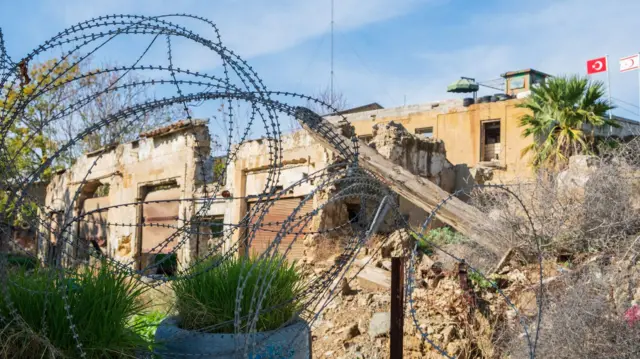 Alambre de púas en un puesto de seguridad en la línea verde de la ONU.