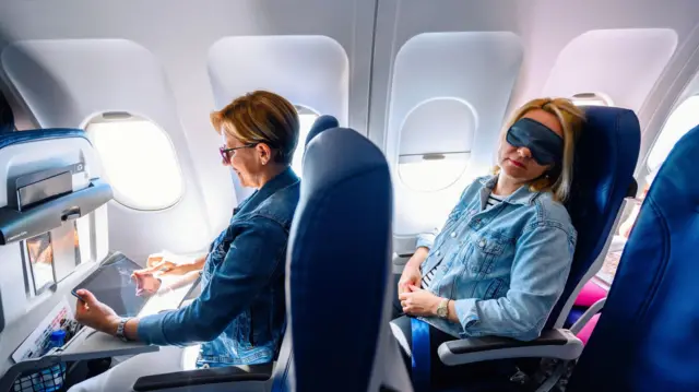 விமானத்தில் சக பயணி மரணம்: பக்கத்து இருக்கையில் பிணத்தை கிடத்திய விமான நிறுவனம்