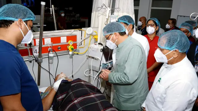 घायलों से मिलते सीएम पुष्कर सिंह धामी