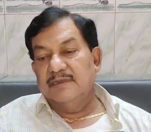 स्थानीय लोग बताते हैं कि जेसीबी का चोपड़ा के तृणमूल कांग्रेस विधायक हमीदुल के साथ क़रीबी संबंध हैं.