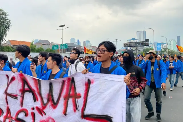 Massa mahasiswa mulai berdatangan ke depan Gedung DPR/MPR RI untuk berunjuk rasa, Kamis (28/8/2025). 