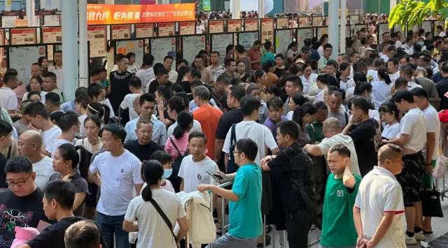 صورة عامة لتجمع يظهر مواطنين صينيين، التقطت نهاراً