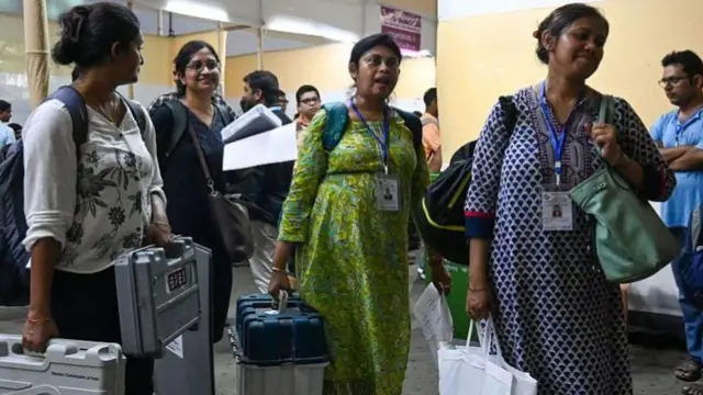 कोलकातामध्ये निवडणुकीसाठी निवडणूक कर्मचारी तयारी करत आहेत (फाइल फोटो)