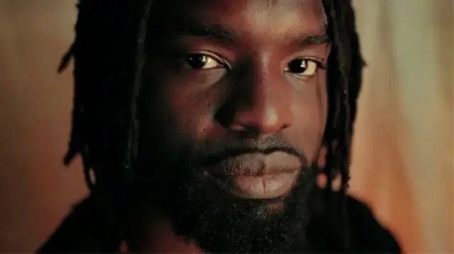 Meji Alabi bụ onye na-ahazi vidio a ma ama. O kwuru na ihe mere o ji mee akụkọ a bụ iji kọwaa ihe ụfọdụ ndị Naịjirịa gabigara n'agha Nigeria Civil War
