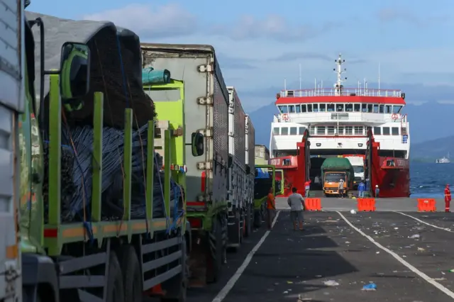 Sejumlah truk logistik antre memasuki kapal di Pelabuhan Bulusan Ketapang, Banyuwangi, Jawa Timur, Kamis (17/7/2025).