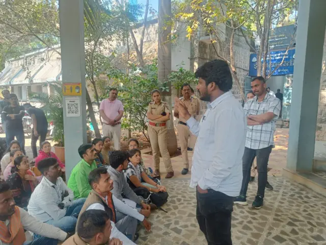 विद्यार्थी आंदोलक