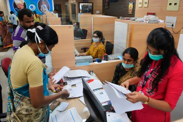 બૅન્કિંગ ક્ષેત્રમાં માત્ર પછાત વર્ગોના લોકો જ નહીં, મહિલાઓને પણ ઉચ્ચ હોદ્દા મળી રહ્યા નથી.