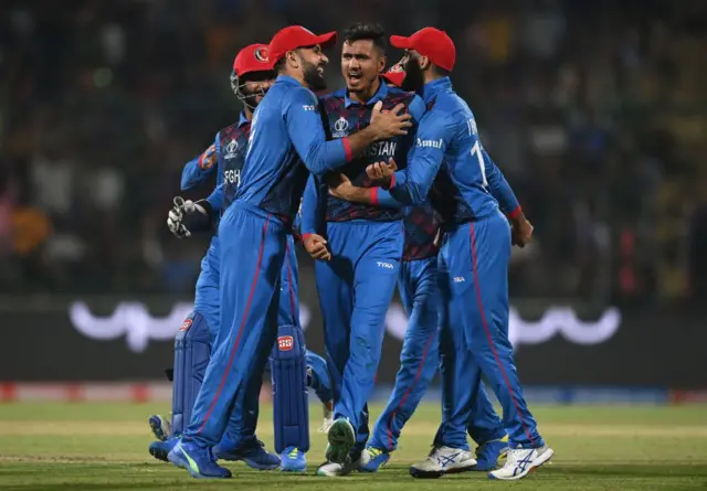 Erkakning pashshasini yechayotgan qiz surati