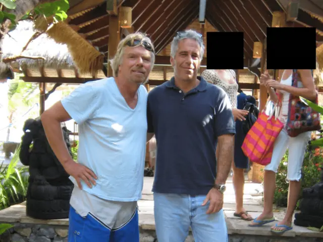 Sir Richard Branson ve Jeffrey Epstein yazlık kıyafetlerle tropikal bir yerde poz veriyor. Arkada yüzleri kapatılmış iki kadın var, onlar da yazlık kıyafetler giymişler. 