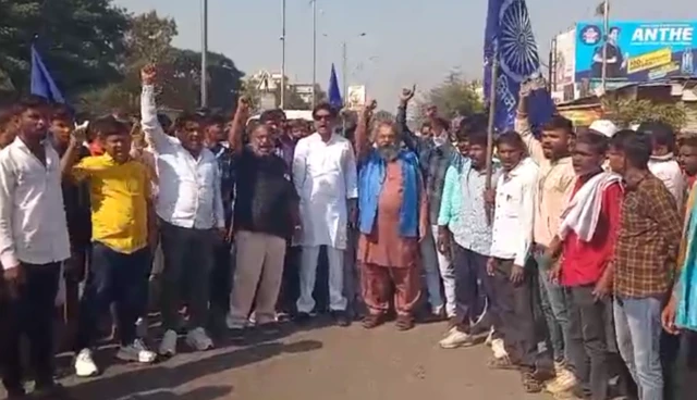 आंदोलन करताना रिपाइं (आठवले गट) पक्षाचे नेते विजय वाकोडे