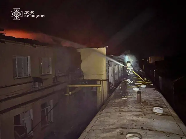 Рятувальники гасять пожежу