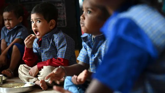 'அரசுப் பள்ளிகளில் சிக்கன் பிரியாணி வழங்குவதால் சிக்கல் தீர்ந்துவிடாது' – கல்வியாளர்கள் விமர்சிப்பது ஏன்?