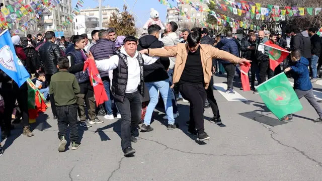 Diyarbakır yeni süreçten 'hem umutlu hem tereddütlü' Diyarbakır'daki mitingde halay çekennler