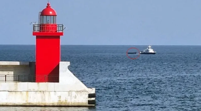 2023년 10월 24일 한국 강원도 속초 인근 해상에서 해경이 강규리 씨 등 북한 주민 4명이 타고온 소형 목선을 인근 군부대로 예인하고 있다