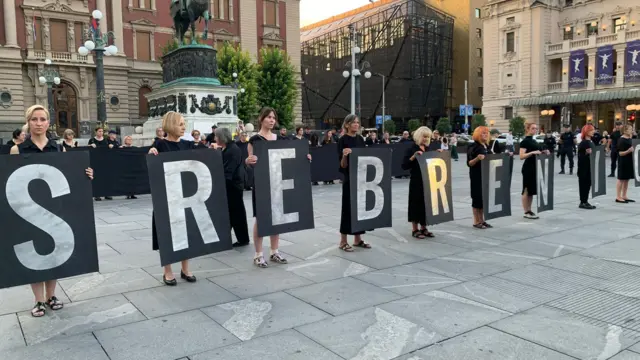 Žene u crnoj odeći drže po jedno slovo naziva grada Srebrenica na Trgu Republike u Beogradu