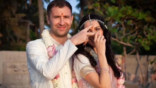 साशा ओस्त्रोविक (बाएं) और ओल्गा ओस्त्रोविक